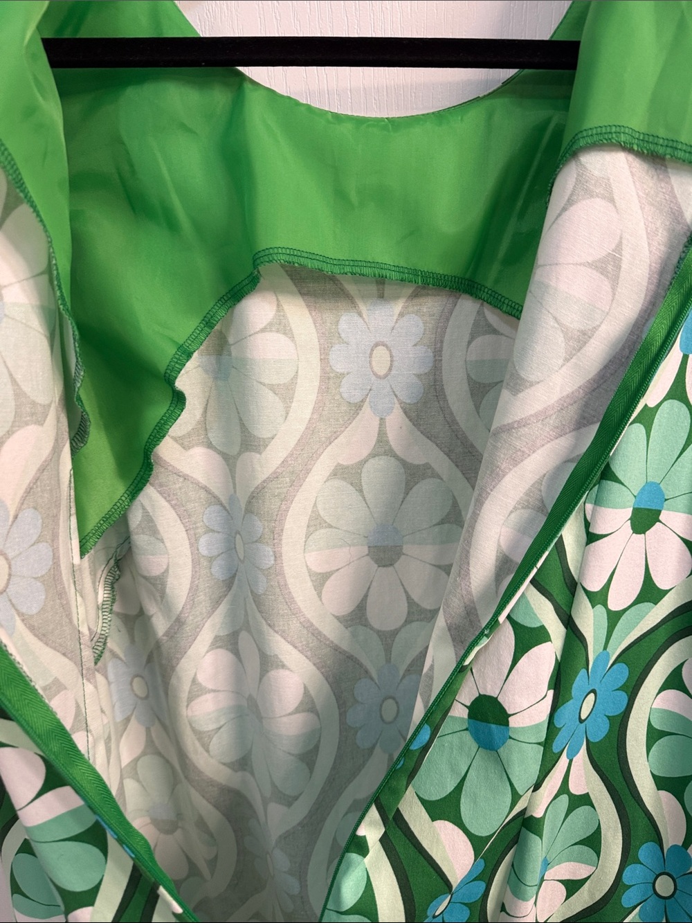 London Times Miranda sleeveless dress - Vibrant green, blue, white retro daisy - Picture 9 of 10